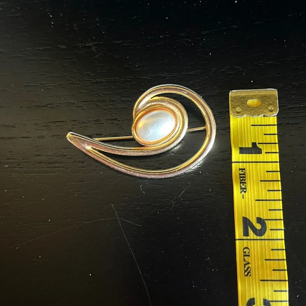 Vintage Gold Swoosh Brooch with large faux pearl